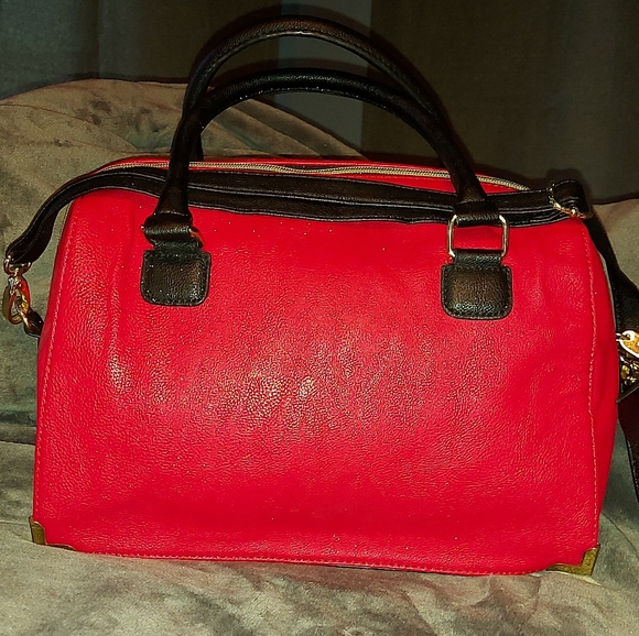 Betsey johnson, red and black shoulder/ hand bag. Good condition. Medium size - Picture 2 of 4